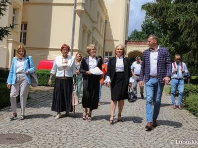 Uczestnicy spotkania edukacyjnego dla lubuskich prezydentów, burmistrzów i wójtów w Mierzęcinie na temat rewitalizacji. W wydarzeniu udział wzięła marszałek Elżbieta Anna Polak.