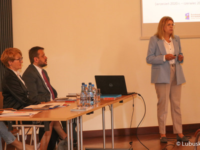 Uczestnicy spotkania edukacyjnego dla lubuskich prezydentów, burmistrzów i wójtów na temat rewitalizacji.