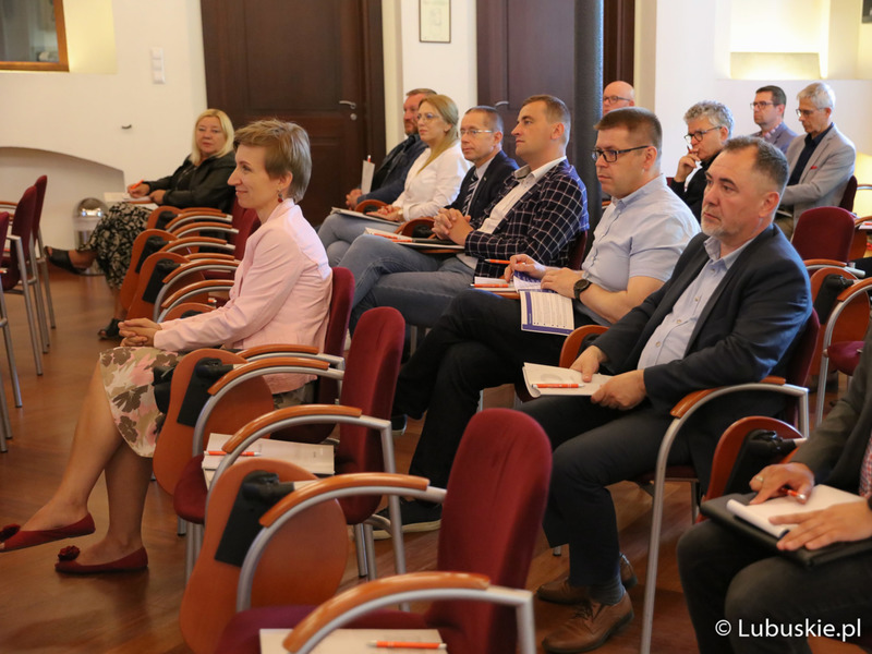 Uczestnicy spotkania edukacyjnego dla lubuskich prezydentów, burmistrzów i wójtów na temat rewitalizacji.