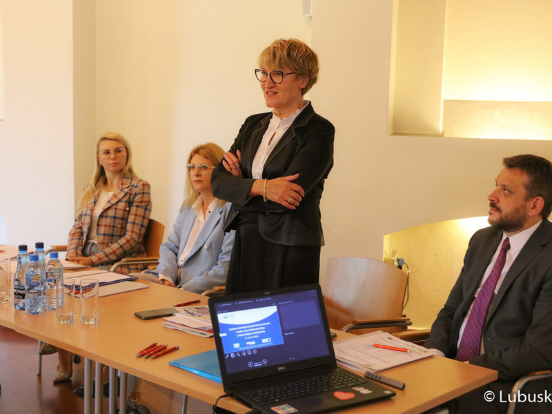 Wystąpienie marszałek Elżbiety Anny Polak podczas spotkania edukacyjnego dla lubuskich prezydentów, burmistrzów i wójtów w Mierzęcinie na temat rewitalizacji.