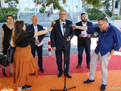 Wicemarszałek Stanisław Tomczyszyn (przy mikrofonie) przemawia na konferencji prasowej dotyczącej II edycji konkursu Lubuska MegaDynia