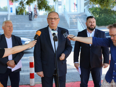 Wicemarszałek Stanisław Tomczyszyn (przy mikrofonie) przemawia na konferencji prasowej dotyczącej II edycji konkursu Lubuska MegaDynia