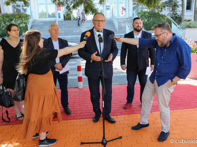 Wicemarszałek Stanisław Tomczyszyn (przy mikrofonie) przemawia na konferencji prasowej dotyczącej II edycji konkursu Lubuska MegaDynia