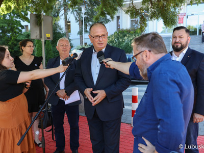Wicemarszałek Stanisław Tomczyszyn odpowiada na pytania dziennikarzy na konferencji prasowej dotyczącej II edycji konkursu Lubuska MegaDynia