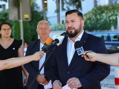 Dyrektor Departamentu Programów Rozwoju Obszarów Wiejskich Arkadiusz Dąbrowski przy mikrofonie podczas konferencji prasowej dotyczącej II edycji konkursu Lubuska MegaDynia