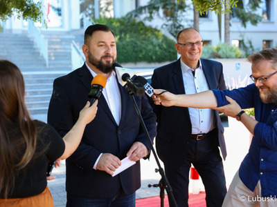 Dyrektor Departamentu Programów Rozwoju Obszarów Wiejskich Arkadiusz Dąbrowski przy mikrofonie podczas konferencji prasowej dotyczącej II edycji konkursu Lubuska MegaDynia