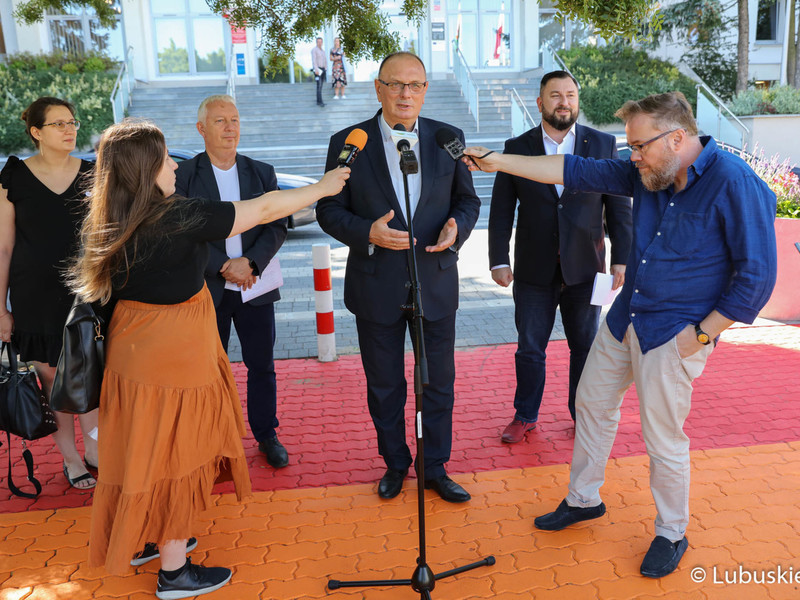 Wicemarszałek Stanisław Tomczyszyn (przy mikrofonie) przemawia na konferencji prasowej dotyczącej II edycji konkursu Lubuska MegaDynia