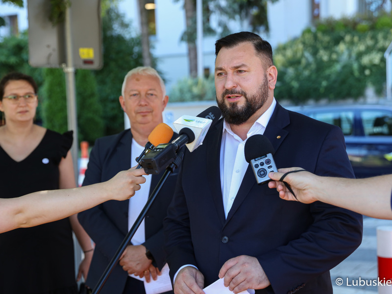 Dyrektor Departamentu Programów Rozwoju Obszarów Wiejskich Arkadiusz Dąbrowski przy mikrofonie podczas konferencji prasowej dotyczącej II edycji konkursu Lubuska MegaDynia