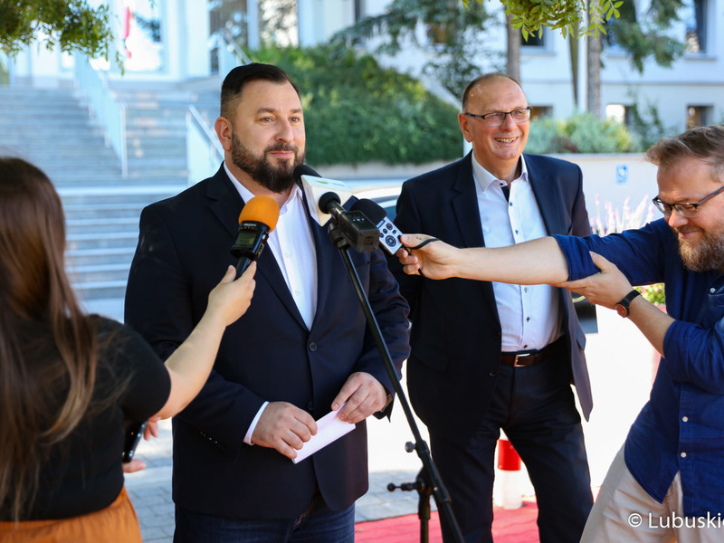 Dyrektor Departamentu Programów Rozwoju Obszarów Wiejskich Arkadiusz Dąbrowski przy mikrofonie podczas konferencji prasowej dotyczącej II edycji konkursu Lubuska MegaDynia