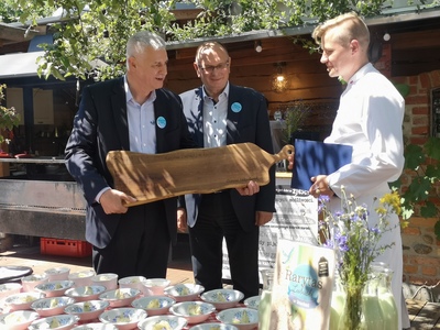 Wicemarszałek Stanisław Tomczyszyn, dyrektor LCPR Jacek Urbański oraz szef kuchni Dawid Szkudlarek