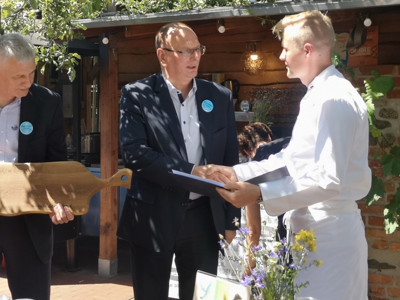 Wicemarszałek Stanisław Tomczyszyn, dyrektor LCPR Jacek Urbański oraz szef kuchni Dawid Szkudlarek