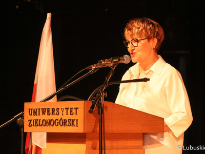 Marszałek Elżbieta Anna Polak przemawia w Lubuskim Teatrze podczas gali absolutoryjnej drugiego rocznika kierunku lekarskiego Wydziału Lekarskiego i Nauk o Zdrowiu Collegium Medicum Uniwersytetu Zielonogórskiego