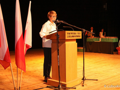 Marszałek Elżbieta Anna Polak przemawia w Lubuskim Teatrze podczas gali absolutoryjnej drugiego rocznika kierunku lekarskiego Wydziału Lekarskiego i Nauk o Zdrowiu Collegium Medicum Uniwersytetu Zielonogórskiego