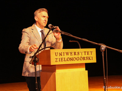 Poseł RP Waldemar Sługocki przemawia w Lubuskim Teatrze podczas gali absolutoryjnej drugiego rocznika kierunku lekarskiego Wydziału Lekarskiego i Nauk o Zdrowiu Collegium Medicum Uniwersytetu Zielonogórskiego