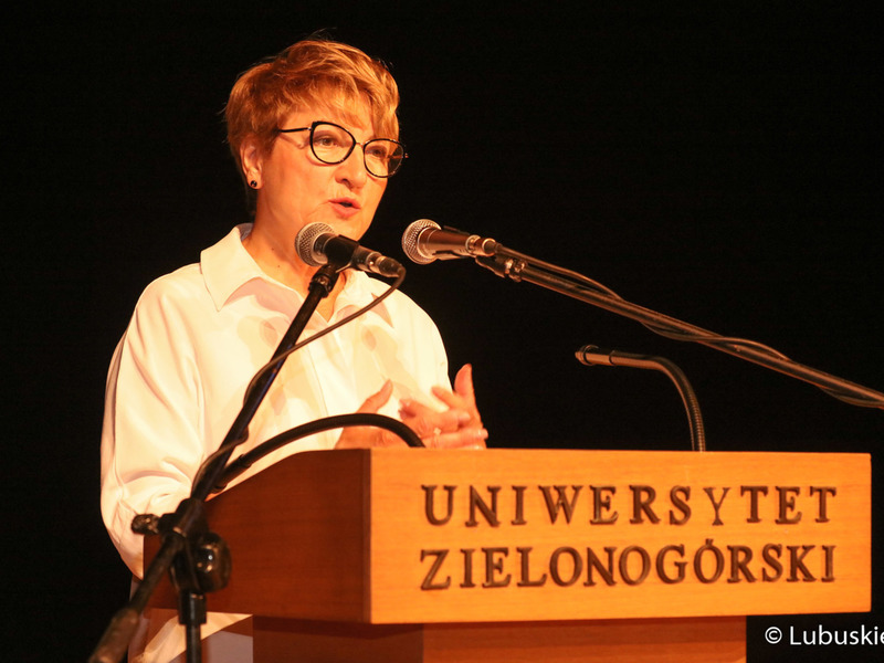Marszałek Elżbieta Anna Polak przemawia w Lubuskim Teatrze podczas gali absolutoryjnej drugiego rocznika kierunku lekarskiego Wydziału Lekarskiego i Nauk o Zdrowiu Collegium Medicum Uniwersytetu Zielonogórskiego