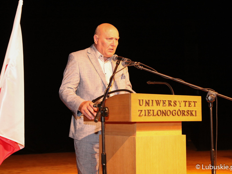 Przewodniczący Sejmiku Województwa Lubuskiego Wacław Maciuszonek przemawia w Lubuskim Teatrze podczas gali absolutoryjnej drugiego rocznika kierunku lekarskiego Wydziału Lekarskiego i Nauk o Zdrowiu Collegium Medicum Uniwersytetu Zielonogórskiego