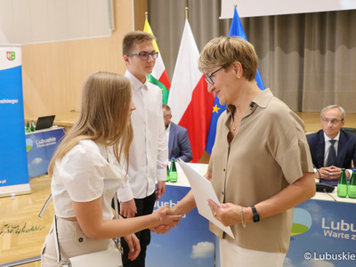 Marszałek Województwa Lubuskiego Elżbieta Anna Polak, podczas poniedziałkowej 44. sesji Sejmiku Województwa Lubuskiego wręczyła nagrody młodym dziennikarzom