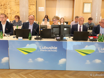 Członkowie Zarządu Województwa Lubuskiego podczas czerwcowej sesji Sejmiku. Od lewej wicemarszałkowie Łukasz Porykcki, Stanisław Tomczyszyn, marszałek Elżbieta Anna Polak oraz członkowie zarządu Marcin Jabłoński i Tadeusz Jędrzejczak