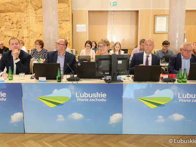 Członkowie Zarządu Województwa Lubuskiego podczas czerwcowej sesji Sejmiku. Od lewej wicemarszałkowie Łukasz Porykcki, Stanisław Tomczyszyn, marszałek Elżbieta Anna Polak oraz członkowie zarządu Marcin Jabłoński i Tadeusz Jędrzejczak