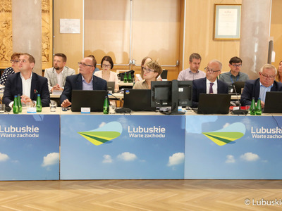 Członkowie Zarządu Województwa Lubuskiego podczas czerwcowej sesji Sejmiku. Od lewej wicemarszałkowie Łukasz Porykcki, Stanisław Tomczyszyn, marszałek Elżbieta Anna Polak oraz członkowie zarządu Marcin Jabłoński i Tadeusz Jędrzejczak