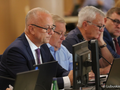 Członkowie Zarządu Województwa Lubuskiego: Marcin Jabłoński (na pierwszym planie) i Tadeusz Jędrzejczak (obok) podczas czerwcowej sesji Sejmiku Województwa Lubuskiego 