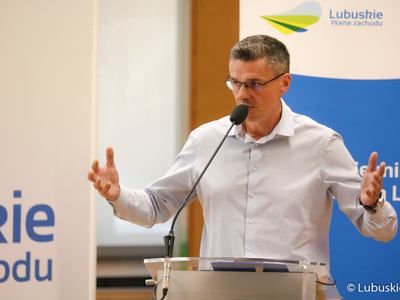 Radny wojewódzki Sebastian Ciemnoczołowski przemawia podczas czerwcowej sesji Sejmiku