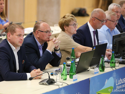 Członkowie Zarządu Województwa Lubuskiego podczas czerwcowej sesji Sejmiku. Od lewej wicemarszałkowie Łukasz Porykcki, Stanisław Tomczyszyn, marszałek Elżbieta Anna Polak oraz członkowie zarządu Marcin Jabłoński i Tadeusz Jędrzejczak