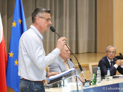 Radny wojewódzki Sebastian Ciemnoczołowski przemawia podczas czerwcowej sesji Sejmiku 