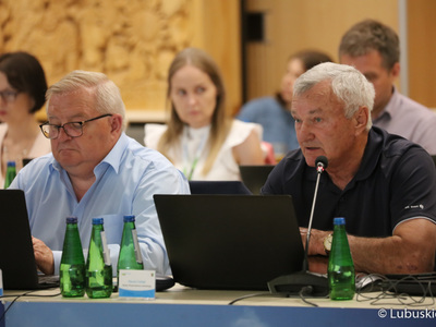 Czerwcowa sesja Sejmiku Województwa Lubuskiego. Od lewej: członek Zarządu Województwa lubuskiego Tadeusz Jędrzejczak oraz radny Marek Cieślak