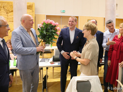Przewodniczący Sejmiku Wacław Maciuszonek przekazał kwiaty na ręce Marszałek Województwa Lubuskiego Elżbiety Anny Polak po głosowaniu nad absolutorium z tytułu wykonania budżetu Województwa Lubuskiego za 2021 rok