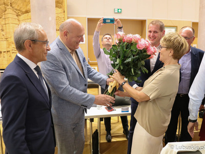 Przewodniczący Sejmiku Wacław Maciuszonek przekazał kwiaty na ręce Marszałek Województwa Lubuskiego Elżbiety Anny Polak po głosowaniu nad absolutorium z tytułu wykonania budżetu Województwa Lubuskiego za 2021 rok