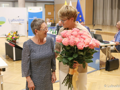 Marszałek Elżbieta Anna Polak rozmawia z radną wojewódzką Marią Jaworską 