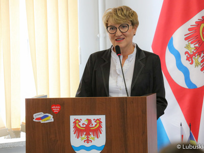 Marszałek Elżbieta Anna Polak przemawia podczas sesji absolutoryjnej rady powiatu słubickiego
