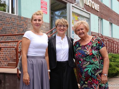 Marszałek Elżbieta Anna Polak pozuje do pamiątkowego zdjęcia przed Starostwem Powiatowym w Słubicach 