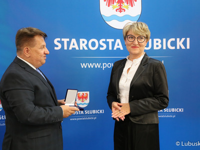 Marszałek Elżbieta Anna Polak odebrała z rąk starosty słubickiego Leszka Bajana nagrodę "Człowiek w służbie powiatu". 
