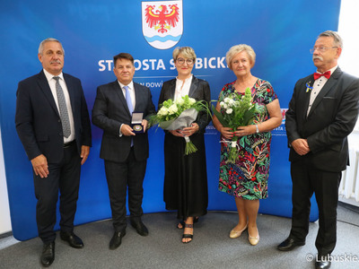 Marszałek Elżbieta Anna Polak (w środku) odebrała z rąk starosty słubickiego Leszka Bajana (drugi z lewej) nagrodę "Człowiek w służbie powiatu". 