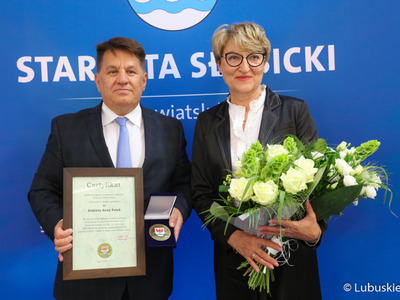 Marszałek Elżbieta Anna Polak (w środku) odebrała z rąk starosty słubickiego Leszka Bajana (drugi z lewej) nagrodę "Człowiek w służbie powiatu". 