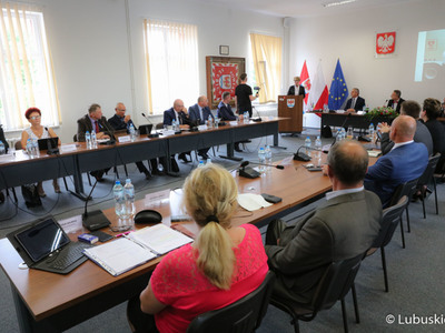 Marszałek Elżbieta Anna Polak przemawia podczas sesji absolutoryjnej rady powiatu słubickiego