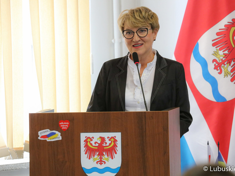 Marszałek Elżbieta Anna Polak przemawia podczas sesji absolutoryjnej rady powiatu słubickiego