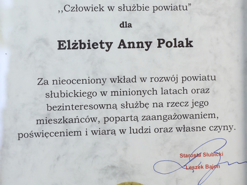 Certyfikat poświadczający otrzymanie nagrody starosty słubickiego "Człowiek w służbie powiatu" dla marszałek Elżbiety Anny Polak