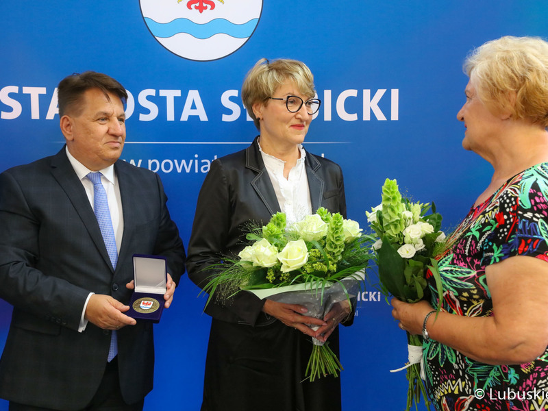 Marszałek Elżbieta Anna Polak (w środku) odebrała nagrodę starosty słubickiego "Człowiek w służbie powiatu".
