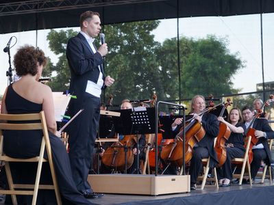 2 lipca 2022 r. Filharmonia Zielonogórska zakończyła sezon artystyczny, wykonując wraz z orkiestrą partnerskiej Filharmonii Gorzowskiej koncert „Ale Kosmos!”. Zabrzmiały „Planety” angielskiego kompozytora Gustava Holsta. 