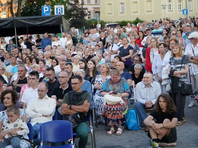 2 lipca 2022 r. Filharmonia Zielonogórska zakończyła sezon artystyczny, wykonując wraz z orkiestrą partnerskiej Filharmonii Gorzowskiej koncert „Ale Kosmos!”. Zabrzmiały „Planety” angielskiego kompozytora Gustava Holsta. 