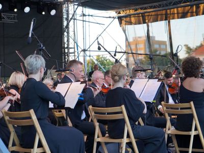 2 lipca 2022 r. Filharmonia Zielonogórska zakończyła sezon artystyczny, wykonując wraz z orkiestrą partnerskiej Filharmonii Gorzowskiej koncert „Ale Kosmos!”. Zabrzmiały „Planety” angielskiego kompozytora Gustava Holsta. 