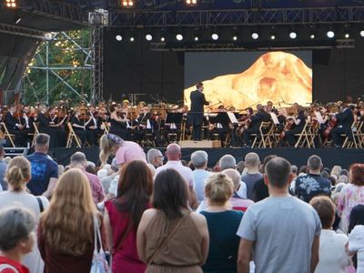 2 lipca 2022 r. Filharmonia Zielonogórska zakończyła sezon artystyczny, wykonując wraz z orkiestrą partnerskiej Filharmonii Gorzowskiej koncert „Ale Kosmos!”. Zabrzmiały „Planety” angielskiego kompozytora Gustava Holsta. 
