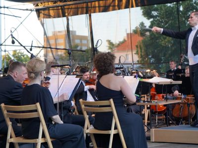2 lipca 2022 r. Filharmonia Zielonogórska zakończyła sezon artystyczny, wykonując wraz z orkiestrą partnerskiej Filharmonii Gorzowskiej koncert „Ale Kosmos!”. Zabrzmiały „Planety” angielskiego kompozytora Gustava Holsta. 