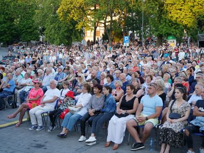 2 lipca 2022 r. Filharmonia Zielonogórska zakończyła sezon artystyczny, wykonując wraz z orkiestrą partnerskiej Filharmonii Gorzowskiej koncert „Ale Kosmos!”. Zabrzmiały „Planety” angielskiego kompozytora Gustava Holsta. 