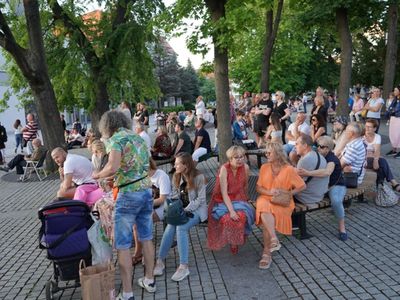 2 lipca 2022 r. Filharmonia Zielonogórska zakończyła sezon artystyczny, wykonując wraz z orkiestrą partnerskiej Filharmonii Gorzowskiej koncert „Ale Kosmos!”. Zabrzmiały „Planety” angielskiego kompozytora Gustava Holsta. 