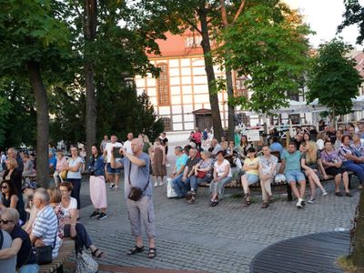 2 lipca 2022 r. Filharmonia Zielonogórska zakończyła sezon artystyczny, wykonując wraz z orkiestrą partnerskiej Filharmonii Gorzowskiej koncert „Ale Kosmos!”. Zabrzmiały „Planety” angielskiego kompozytora Gustava Holsta. 
