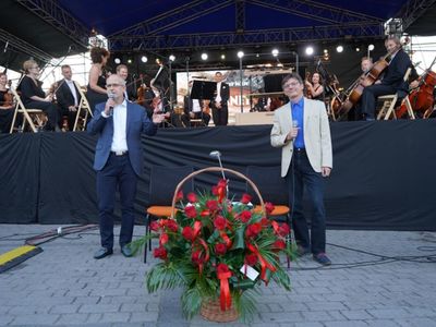 2 lipca 2022 r. Filharmonia Zielonogórska zakończyła sezon artystyczny, wykonując wraz z orkiestrą partnerskiej Filharmonii Gorzowskiej koncert „Ale Kosmos!”. Zabrzmiały „Planety” angielskiego kompozytora Gustava Holsta. 